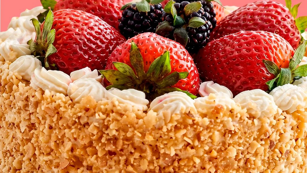 Tarta de frutos rojos con fresas y moras frescas