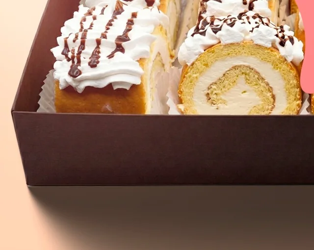 Caja de rollos de pastel con crema y chocolate